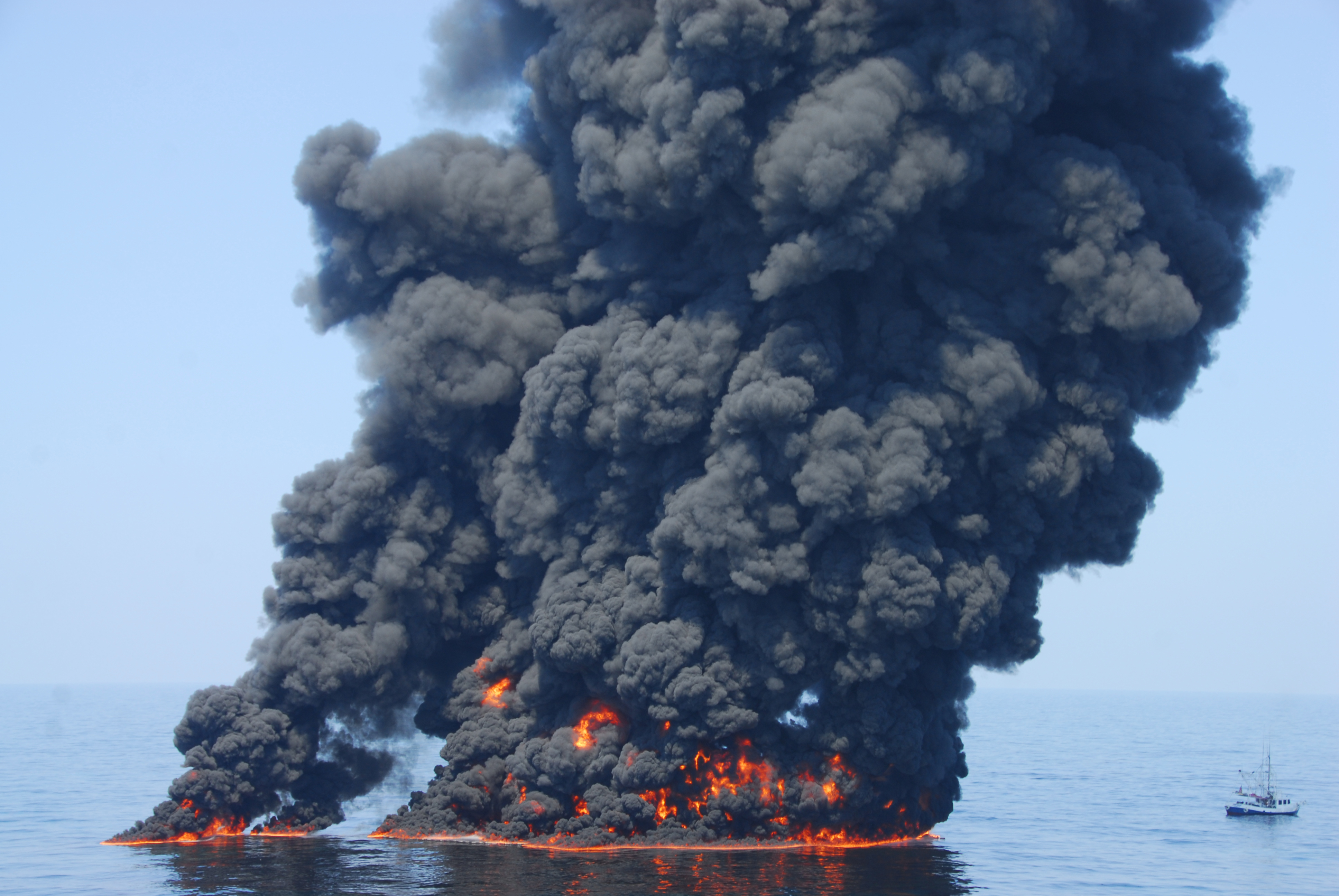 Сжигание дыма. Взрыв нефтяной платформы Deepwater Horizon - 20 апреля 2010 года. Deepwater Horizon разлив нефти. Разлив нефти в мексиканском заливе 2010. Разлив нефти BP Deepwater Horizon.